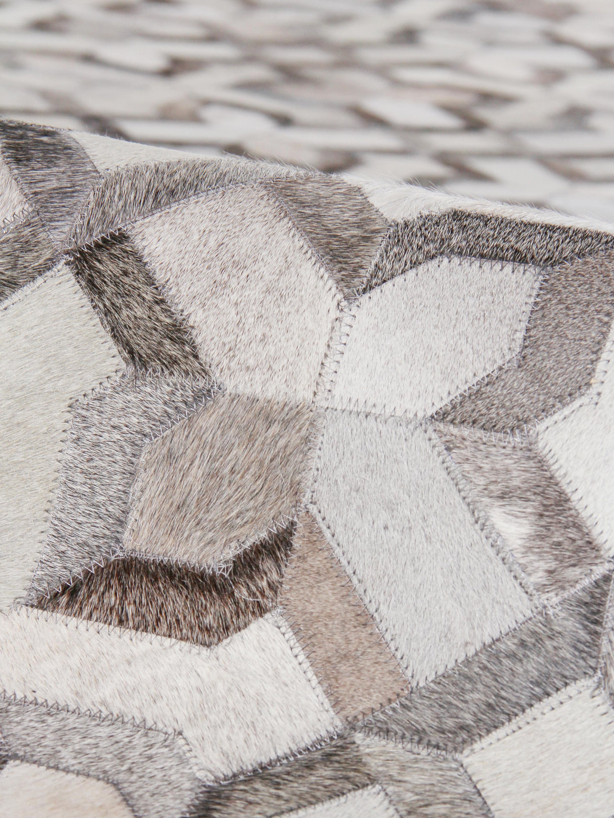 Exquisite Rugs Natural Hide Handmade Leather Hide in 2209 Silver/Ivory 8' x 10' Area Rug