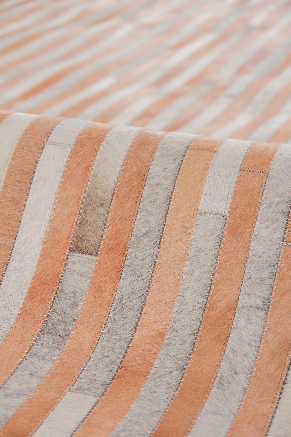 Exquisite Rugs Natural Hide Handmade Leather Hide in 2213 Beige/Ivory 5' x 8' Area Rug