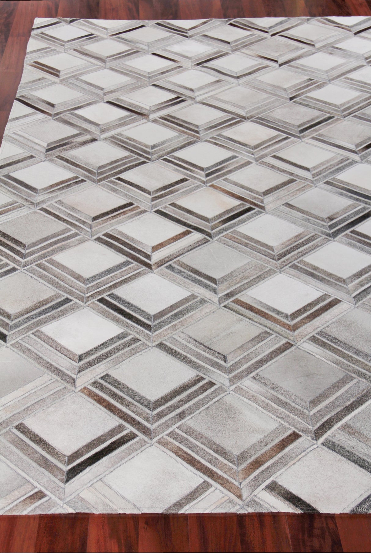 Exquisite Rugs Natural Hide Handmade Leather Hide in 2217 Gray 5' x 8' Area Rug