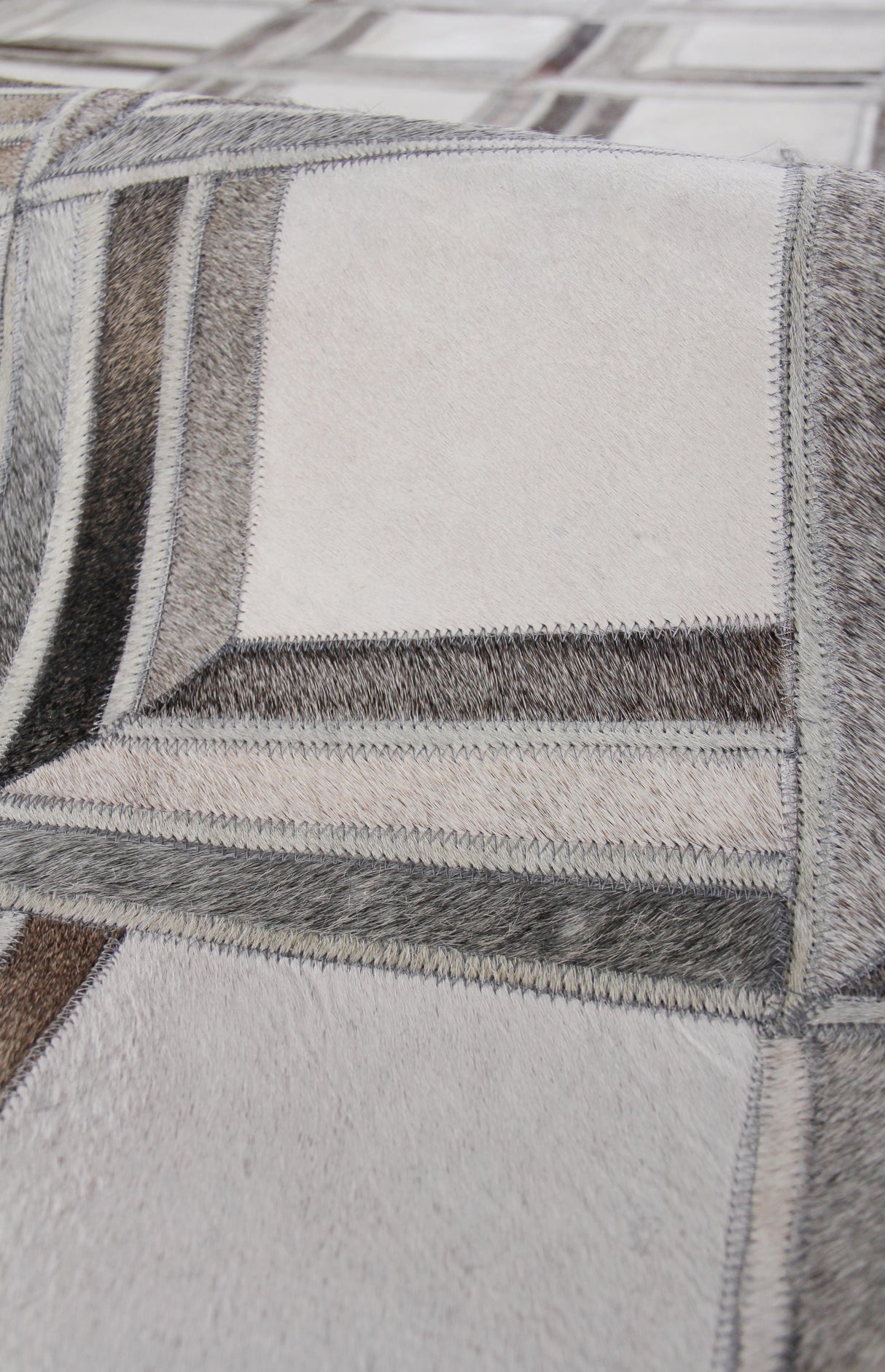 Exquisite Rugs Natural Hide Handmade Leather Hide in 2217 Gray 5' x 8' Area Rug