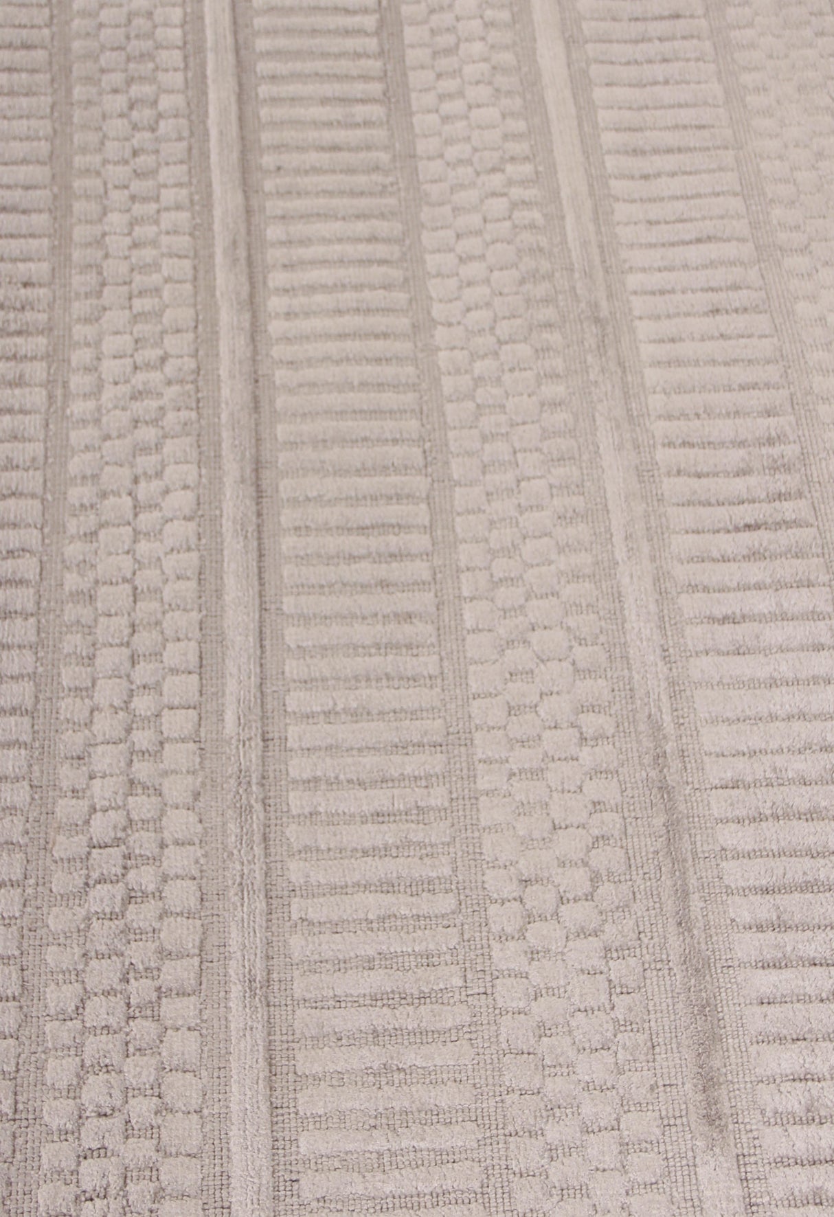 Exquisite Rugs Addison Hand Loomed Bamboo Silk in 2234 Aluminum 6' x 9' Area Rug