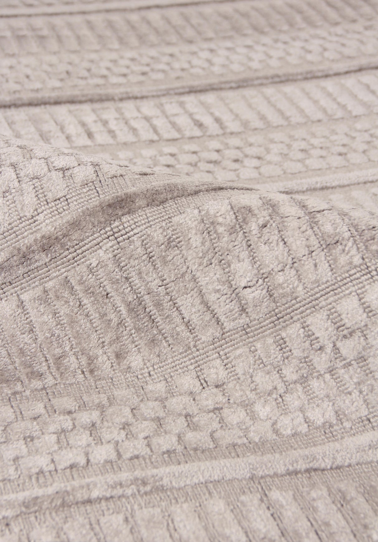 Exquisite Rugs Addison Hand Loomed Bamboo Silk in 2234 Aluminum 10' x 14' Area Rug