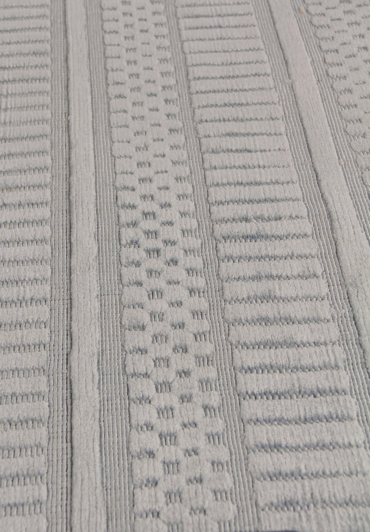 Exquisite Rugs Addison Hand Loomed Bamboo Silk in 2236 Ice Blue 8' x 10' Area Rug