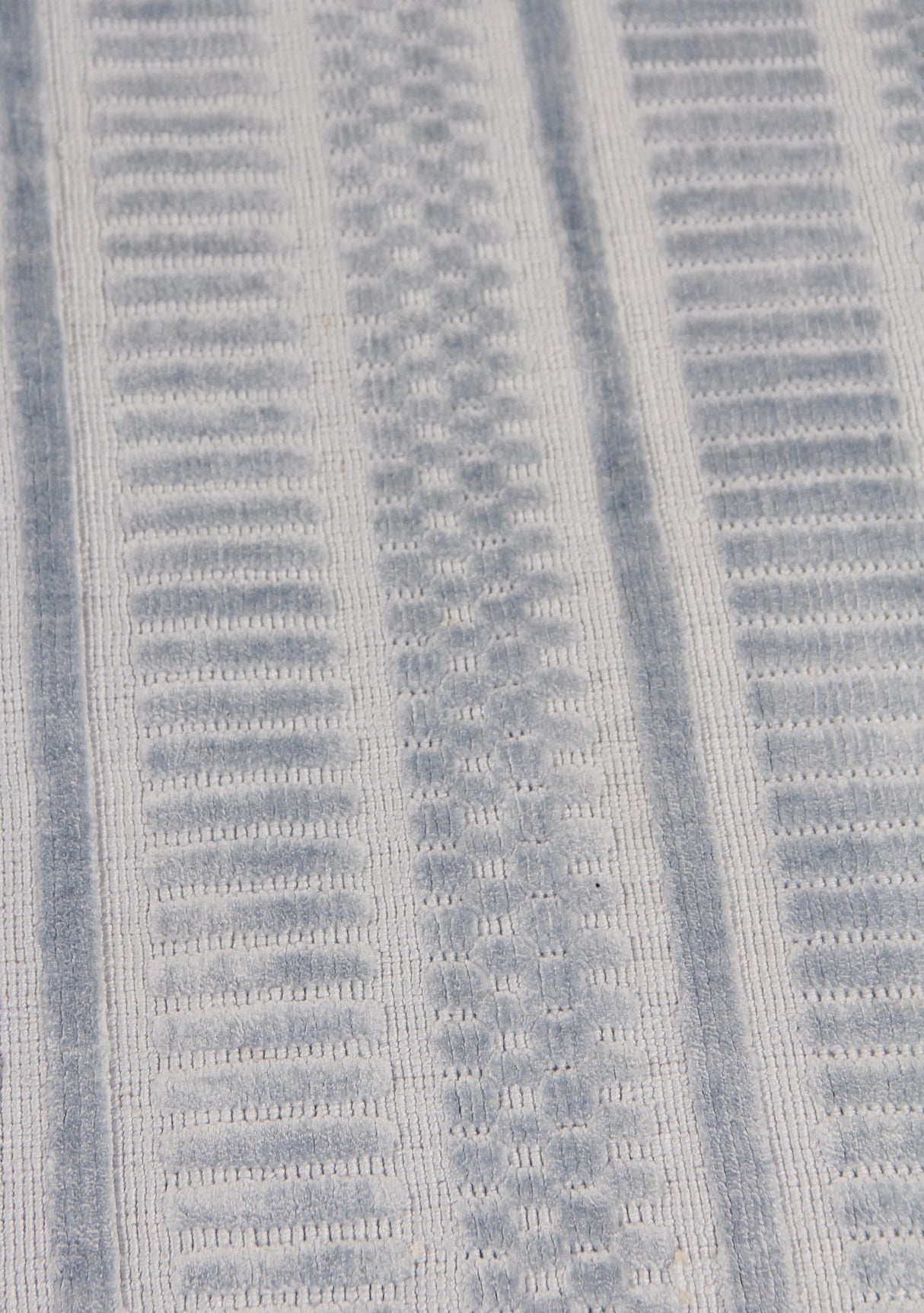 Exquisite Rugs Addison Hand Loomed Bamboo Silk in 2236 Ice Blue 8' x 10' Area Rug