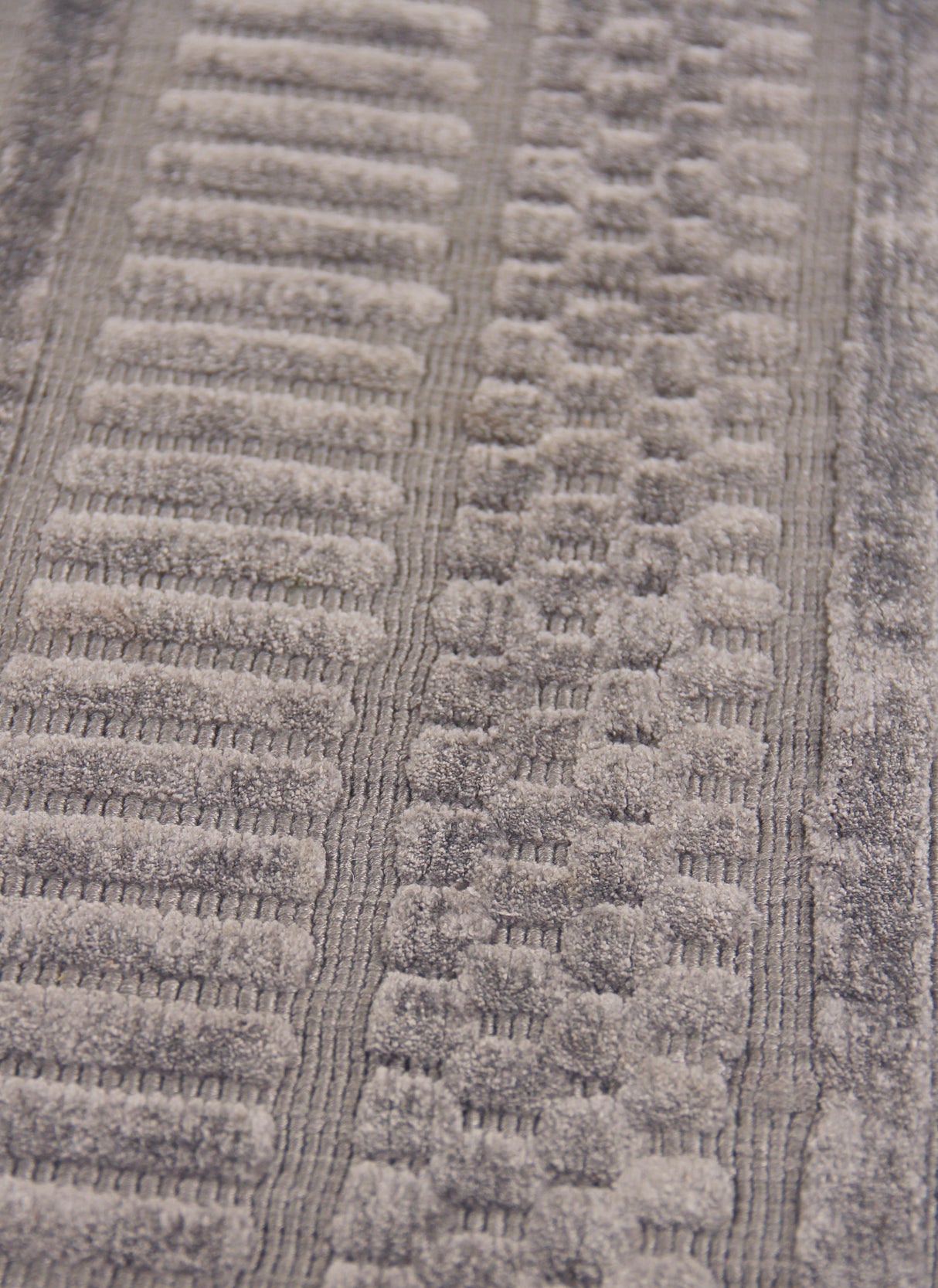 Exquisite Rugs Addison Hand Loomed Bamboo Silk in 2237 Dark Beige/Multi 6' x 9' Area Rug