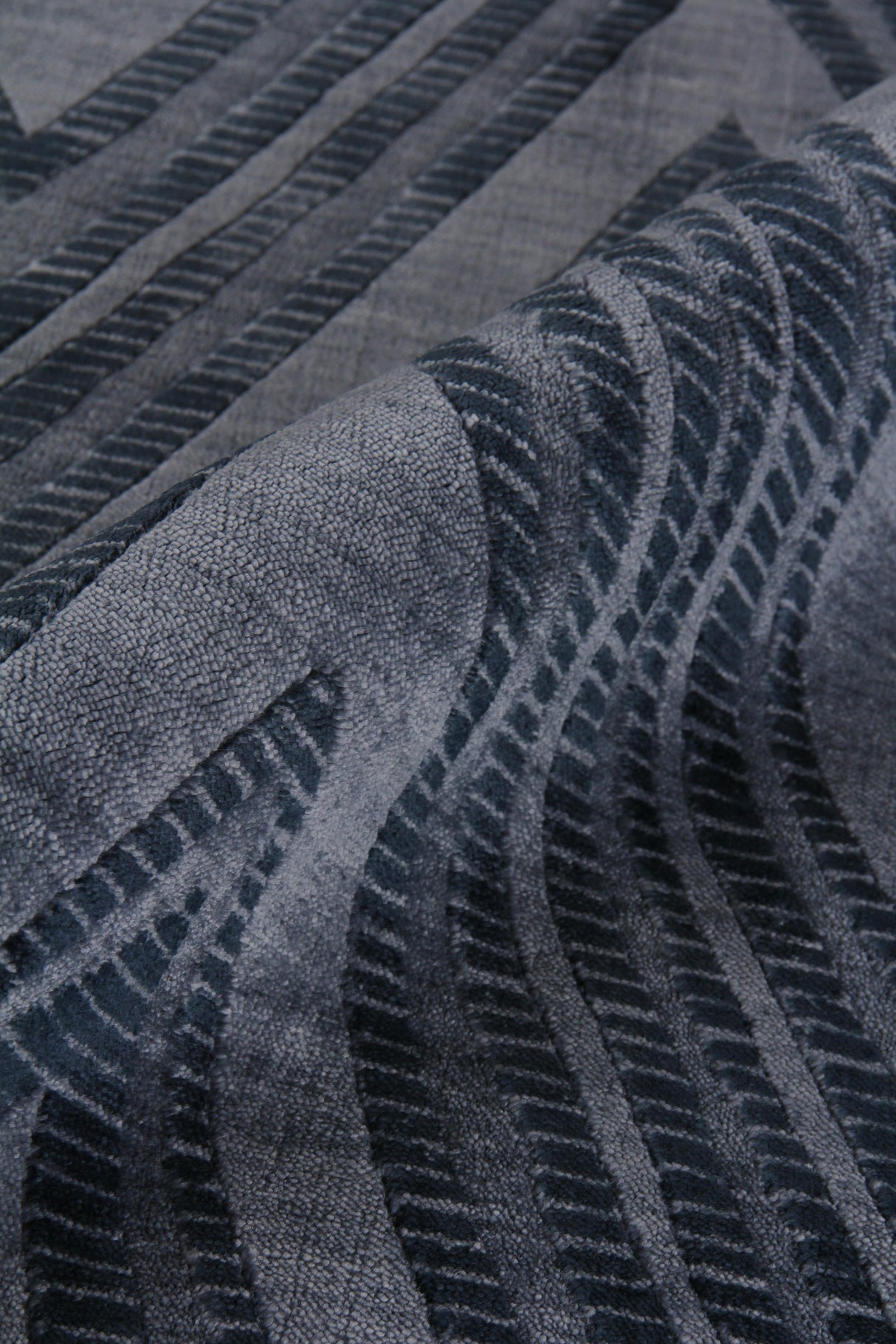 Exquisite Rugs Reflections Hand Loomed Bamboo Silk in 2523 Blue/Denim 8' x 10' Area Rug