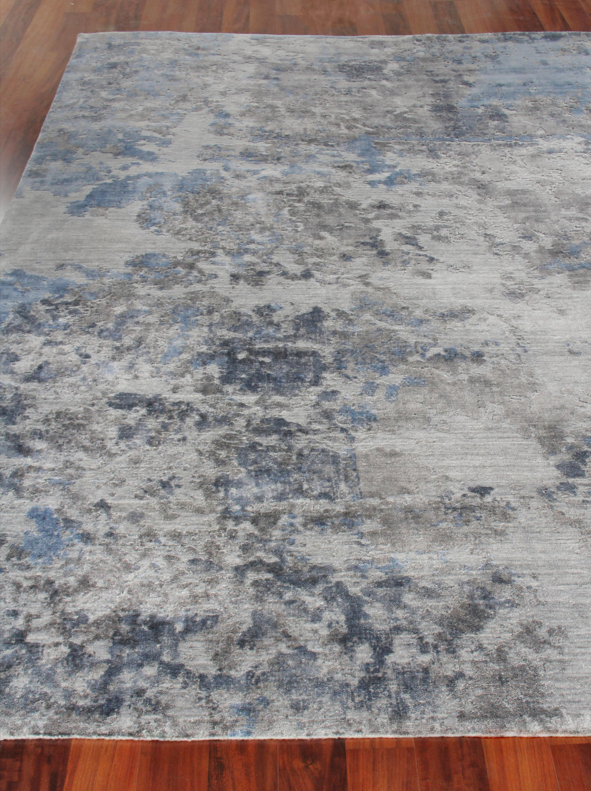 Exquisite Rugs Reflections Hand Loomed Bamboo Silk in 2543 Silver/Blue 9' x 12' Area Rug