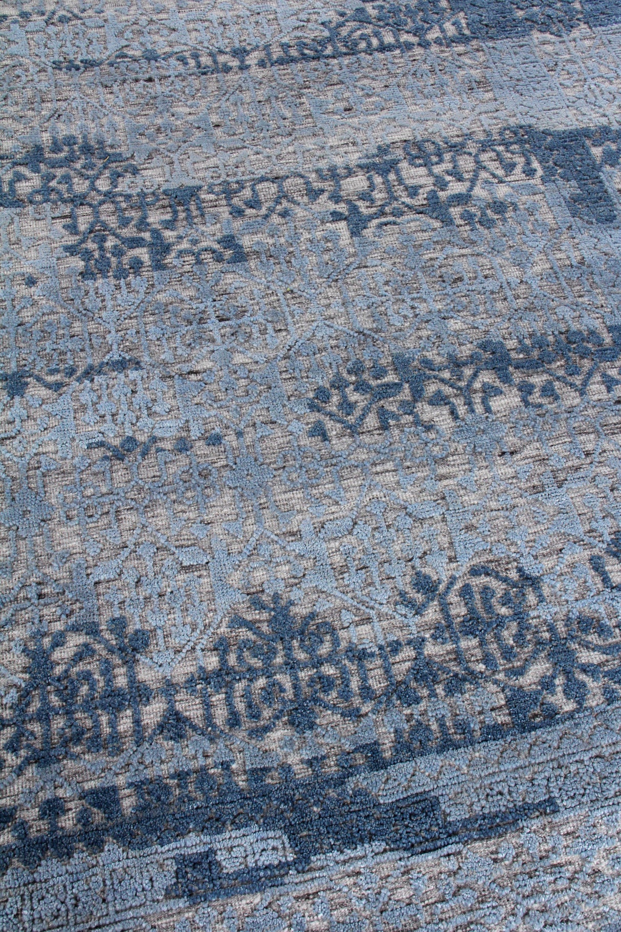 Exquisite Rugs Cadence Hand Knotted Wool/Bamboo Silk in 2566 Light Blue/Gray 10' x 14' Area Rug