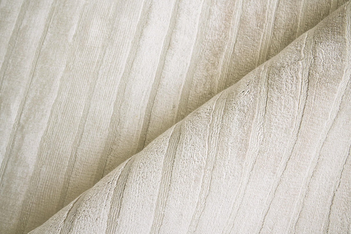 Exquisite Rugs High Low Hand Loomed Viscose in 3081 Silver 10' x 14' Area Rug