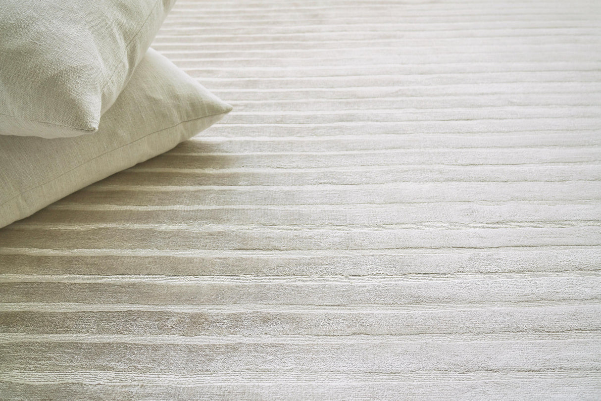 Exquisite Rugs High Low Hand Loomed Viscose in 3081 Silver 8' x 10' Area Rug