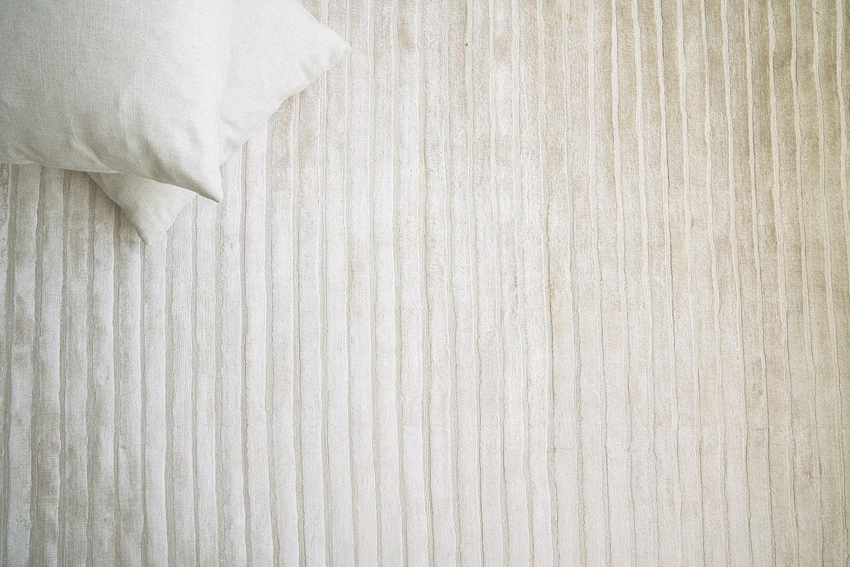 Exquisite Rugs High Low Hand Loomed Viscose in 3081 Silver 9' x 12' Area Rug