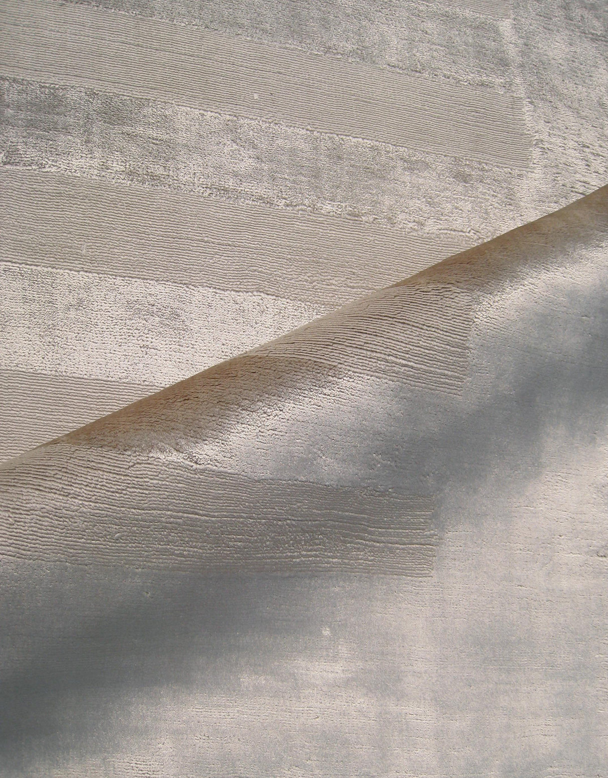 Exquisite Rugs Wide Stripe Hand Loomed Viscose in 3092 Light Beige 5' x 8' Area Rug