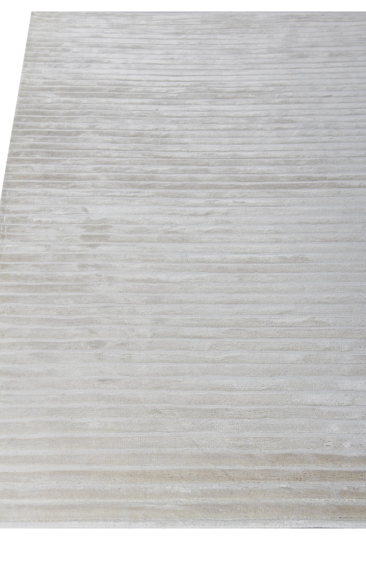 Exquisite Rugs High Low Hand Loomed Viscose in 3230 White 4' x 6' Area Rug