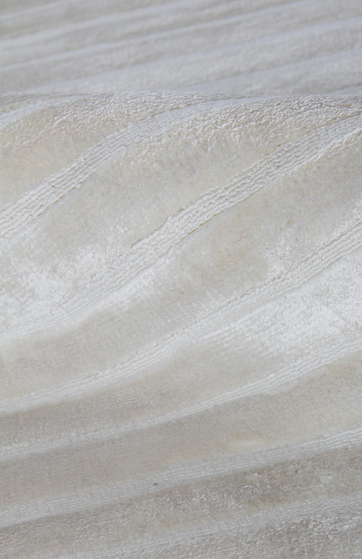 Exquisite Rugs High Low Hand Loomed Viscose in 3230 White 4' x 6' Area Rug