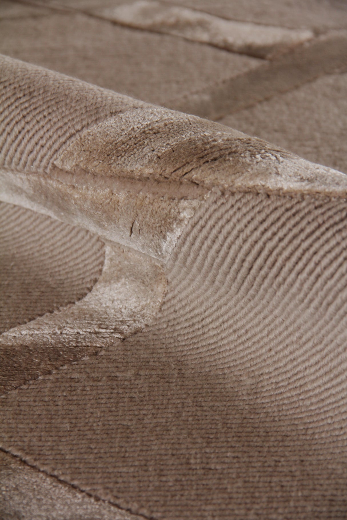 Exquisite Rugs Metro Velvet Hand Knotted Wool/Viscose in 3297 Beige 6' x 9' Area Rug