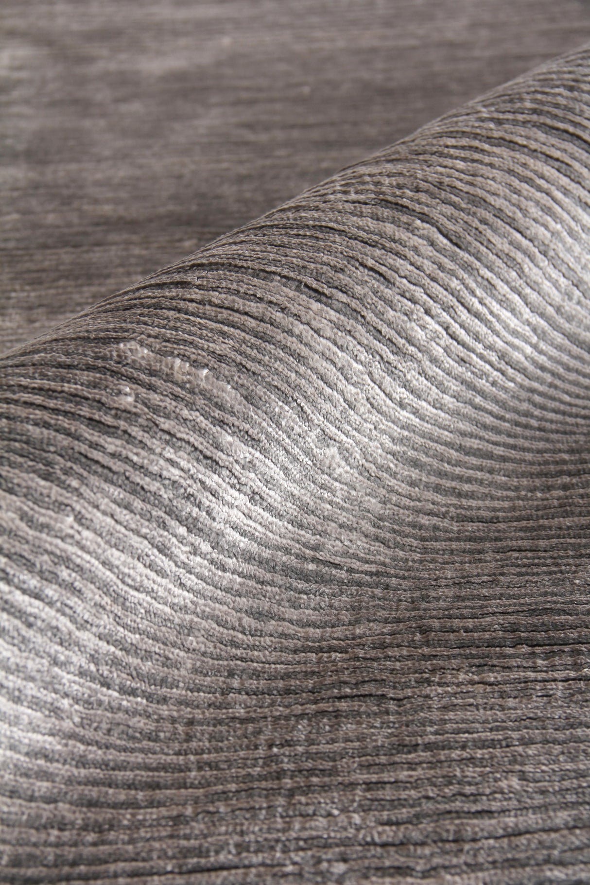 Exquisite Rugs Crush Hand Knotted Bamboo Silk in 3301 Silver/Dark Silver 8' x 10' Area Rug