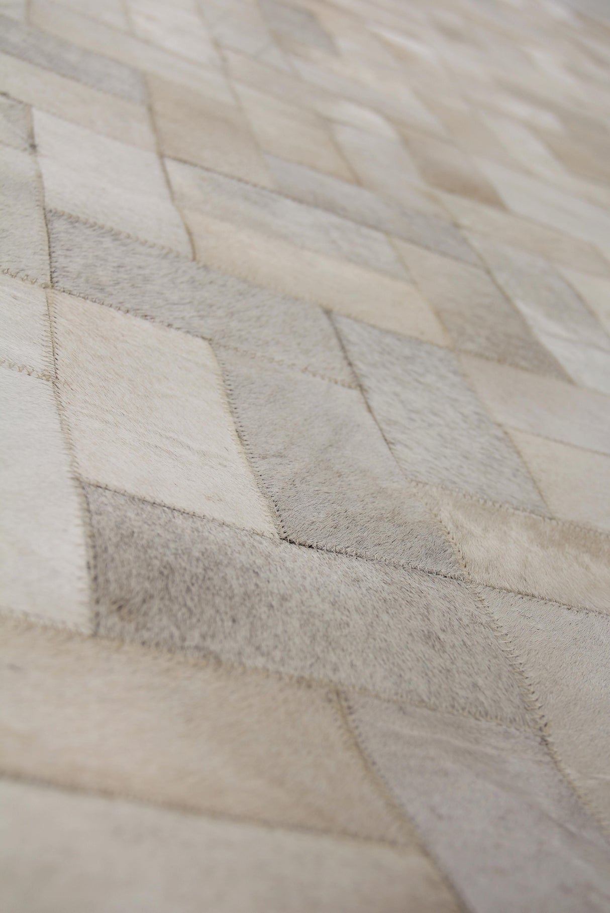 Exquisite Rugs Natural Hide Handmade Leather Hide in 3354 Ivory/Multi 10' x 13' Area Rug