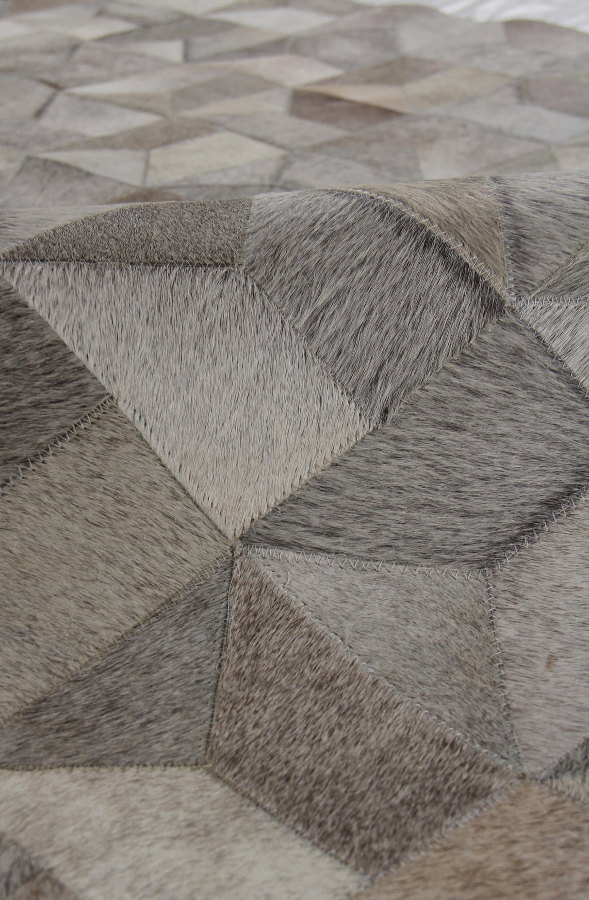 Exquisite Rugs Natural Hide Handmade Leather Hide in 3355 Gray/Multi 5' x 8' Area Rug