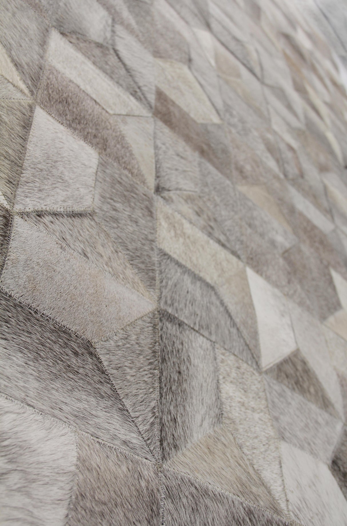 Exquisite Rugs Natural Hide Handmade Leather Hide in 3355 Gray/Multi 5' x 8' Area Rug