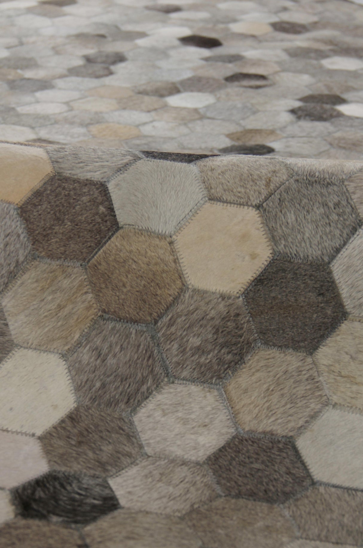 Exquisite Rugs Natural Hide Handmade Leather Hide in 3357 Dark Gray/Multi 5' x 8' Area Rug