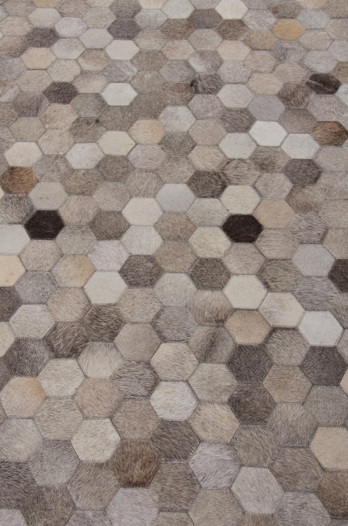 Exquisite Rugs Natural Hide Handmade Leather Hide in 3357 Dark Gray/Multi 5' x 8' Area Rug