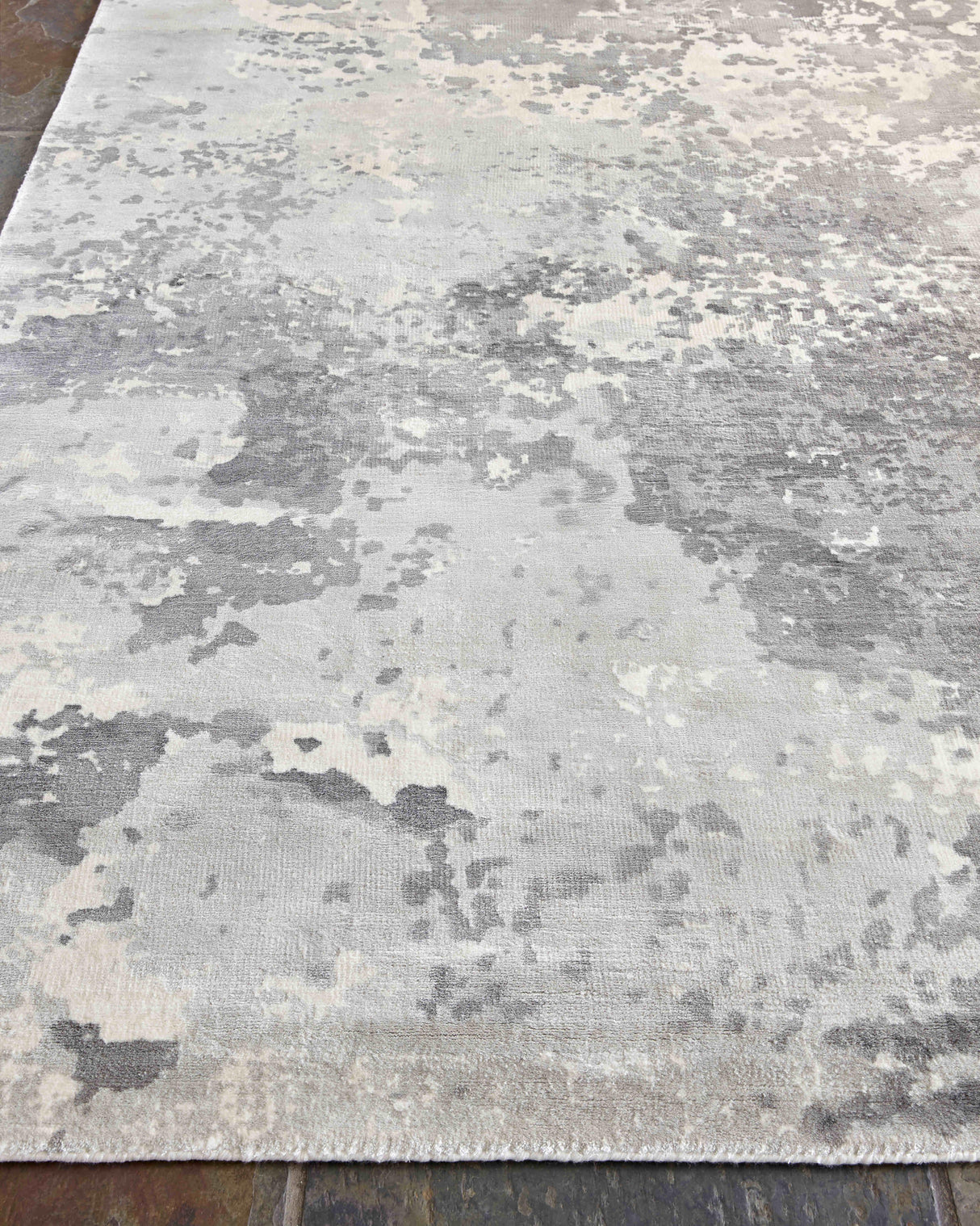 Exquisite Rugs Koda Hand Loomed Bamboo Silk in 3395 Silver 10' x 14' Area Rug