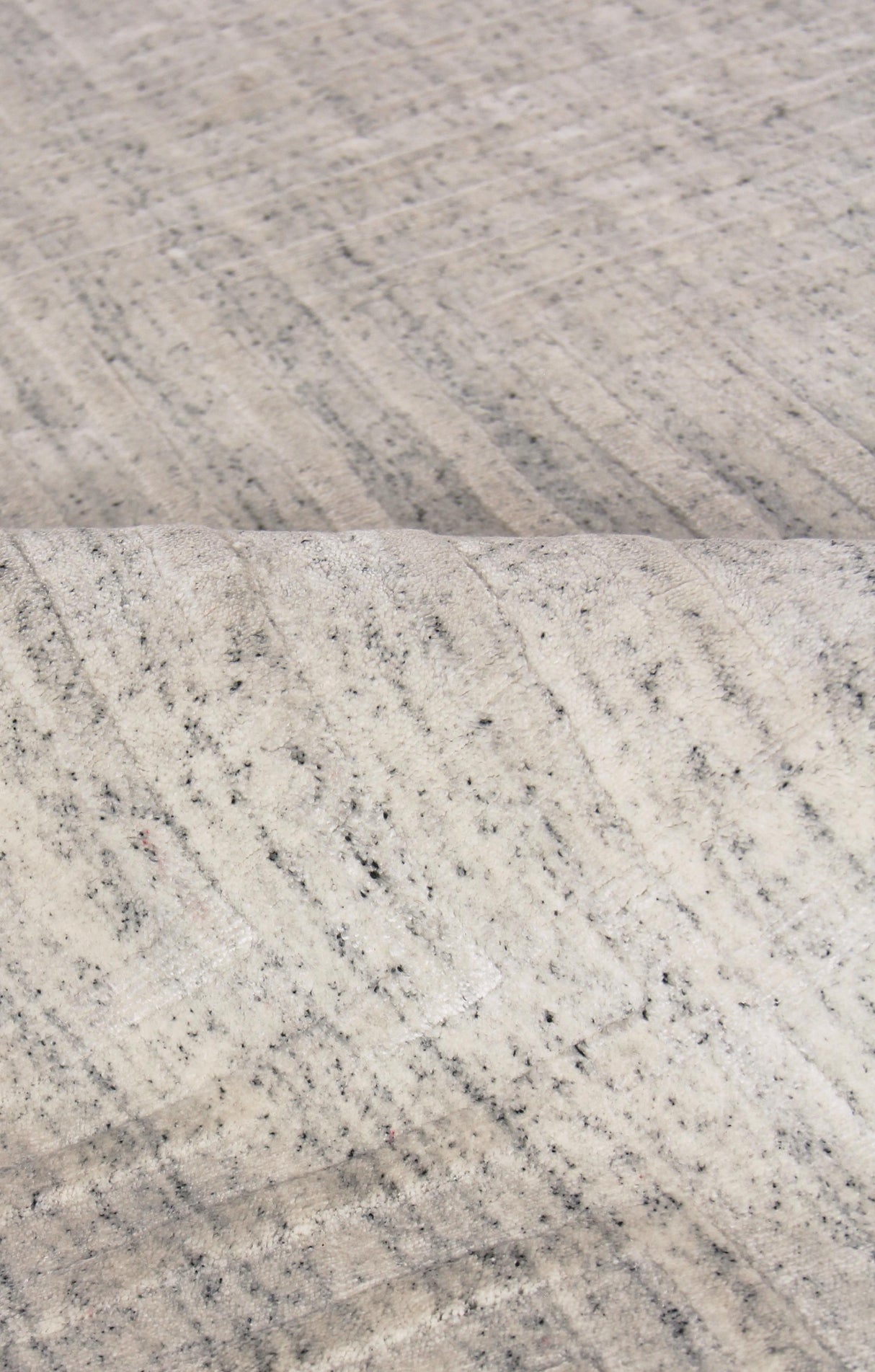 Exquisite Rugs Robin Embossed Hand Loomed Bamboo Silk/Wool in 3407 White 12' x 15' Area Rug