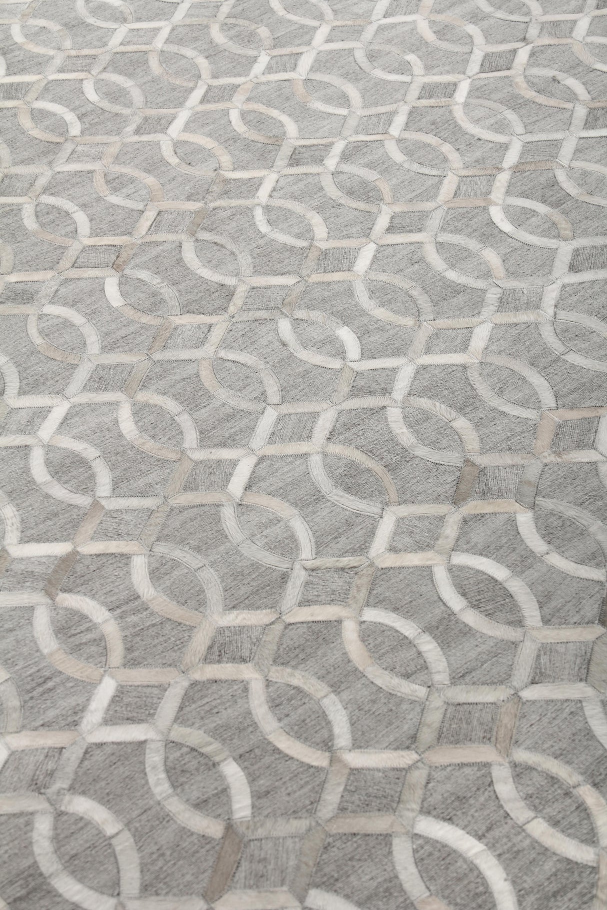 Exquisite Rugs Berlin Hand Tufted Leather/Viscose in 3413 Silver/Ivory 8' x 10' Area Rug