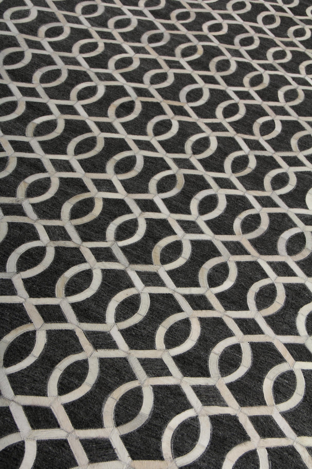Exquisite Rugs Berlin Hand Tufted Leather/Viscose in 3414 Charcoal/Ivory 8' x 11' Area Rug