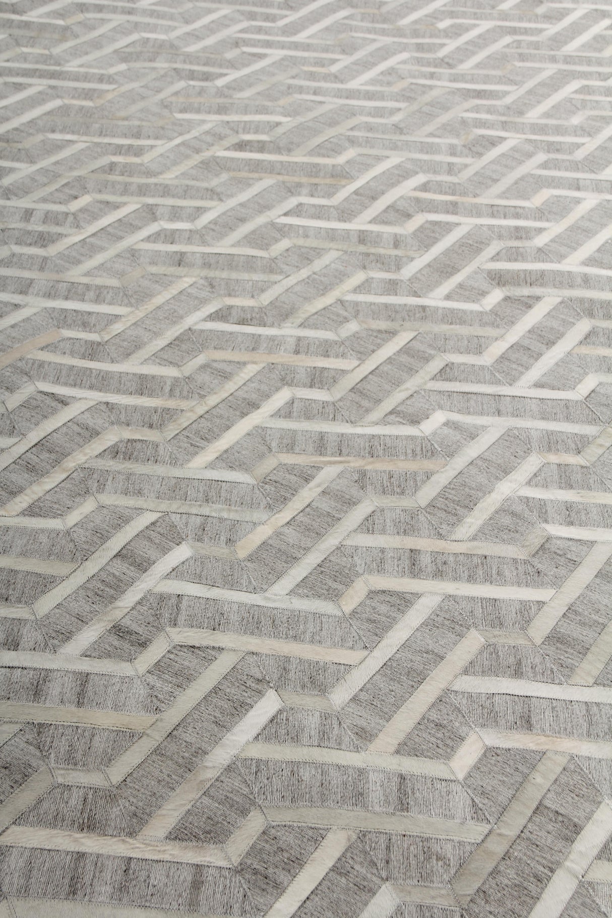 Exquisite Rugs Berlin Hand Tufted Leather/Viscose in 3416 Silver/Ivory 5' x 8' Area Rug