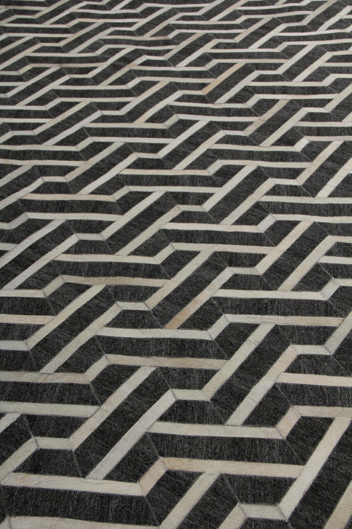 Exquisite Rugs Berlin Hand Tufted Leather/Viscose in 3417 Charcoal/Ivory 8' x 11' Area Rug