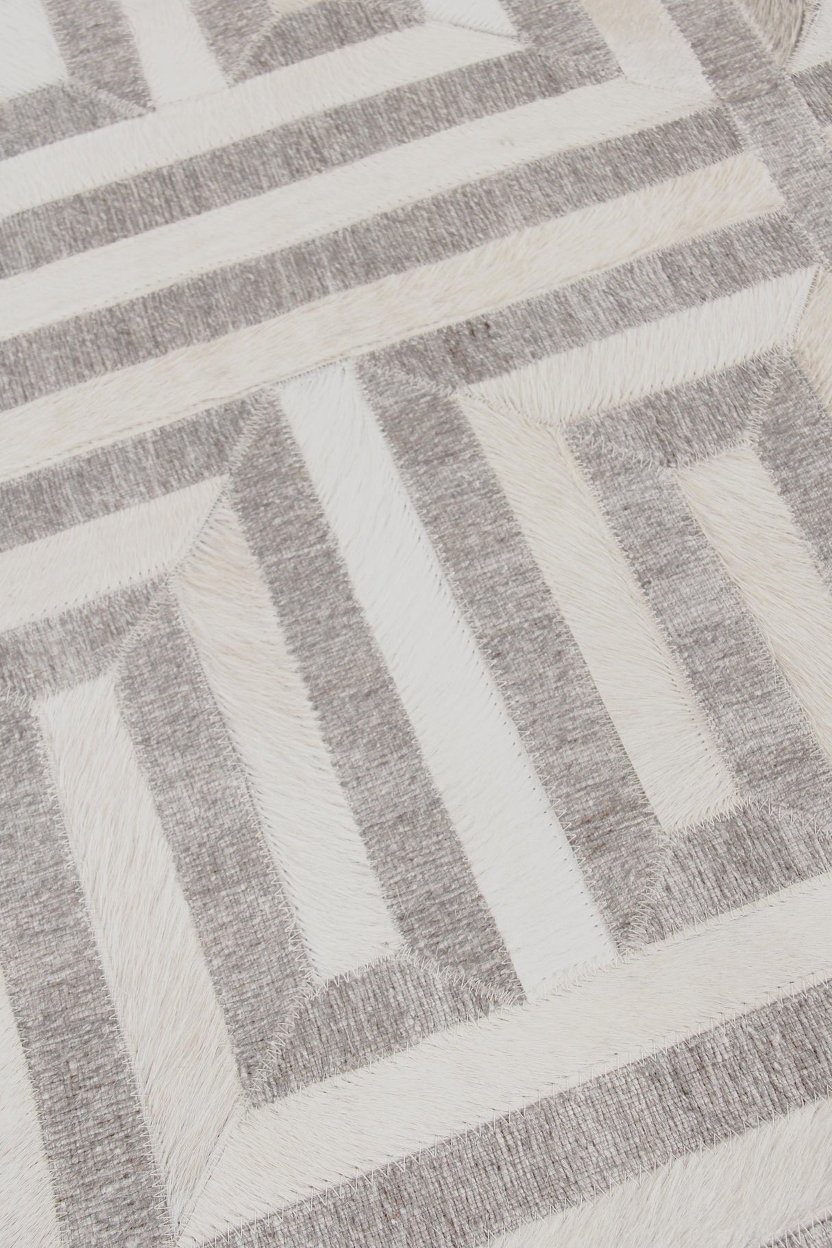 Exquisite Rugs Berlin Hand Tufted Leather/Viscose in 3419 Silver/Ivory 8' x 10' Area Rug
