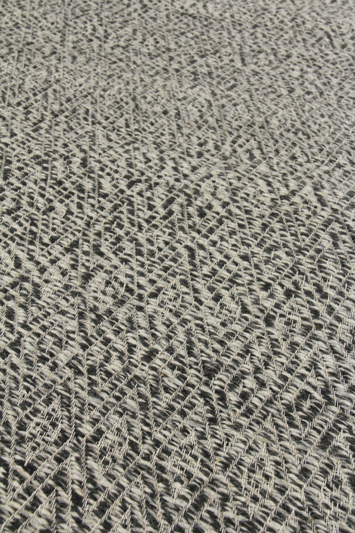 Exquisite Rugs Woven Earth Flatweave New Zealand Wool in 3430 Charcoal 6' x 9' Area Rug
