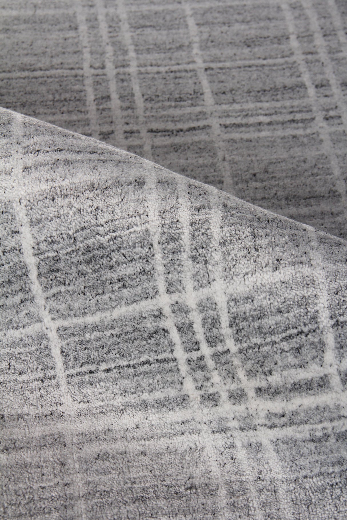 Exquisite Rugs Fairbanks Hand Loomed Bamboo Silk in 3834 Gray/White 9' x 12' Area Rug