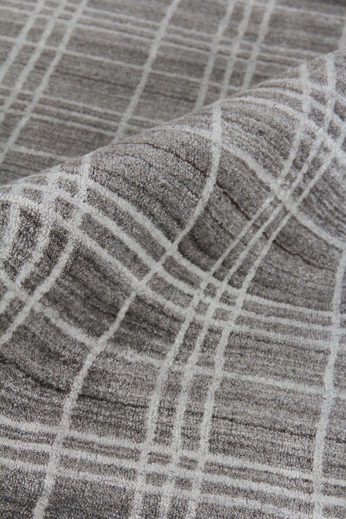 Exquisite Rugs Fairbanks Hand Loomed Bamboo Silk in 3836 Silver/White 9' x 12' Area Rug
