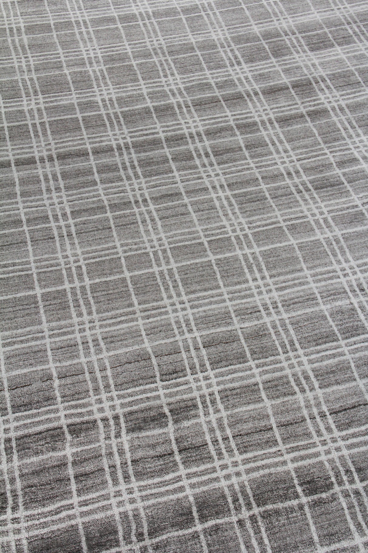 Exquisite Rugs Fairbanks Hand Loomed Bamboo Silk in 3836 Silver/White 9' x 12' Area Rug