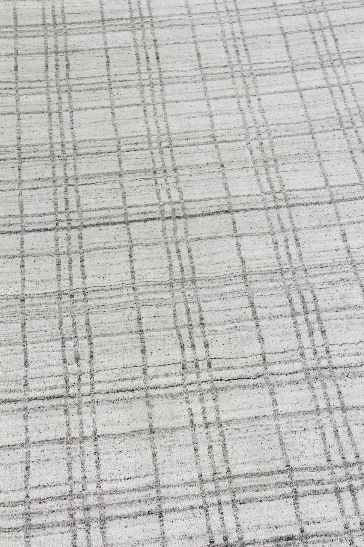 Exquisite Rugs Fairbanks Hand Loomed Bamboo Silk in 3838 White/Gray 14' x 18' Area Rug