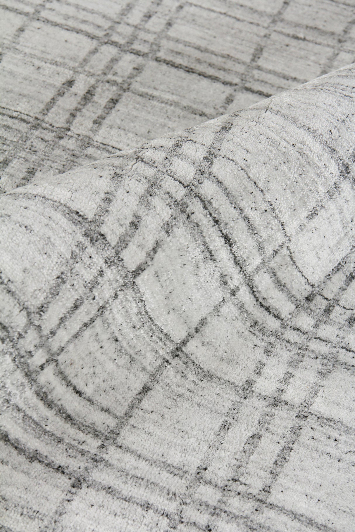 Exquisite Rugs Fairbanks Hand Loomed Bamboo Silk in 3838 White/Gray 14' x 18' Area Rug