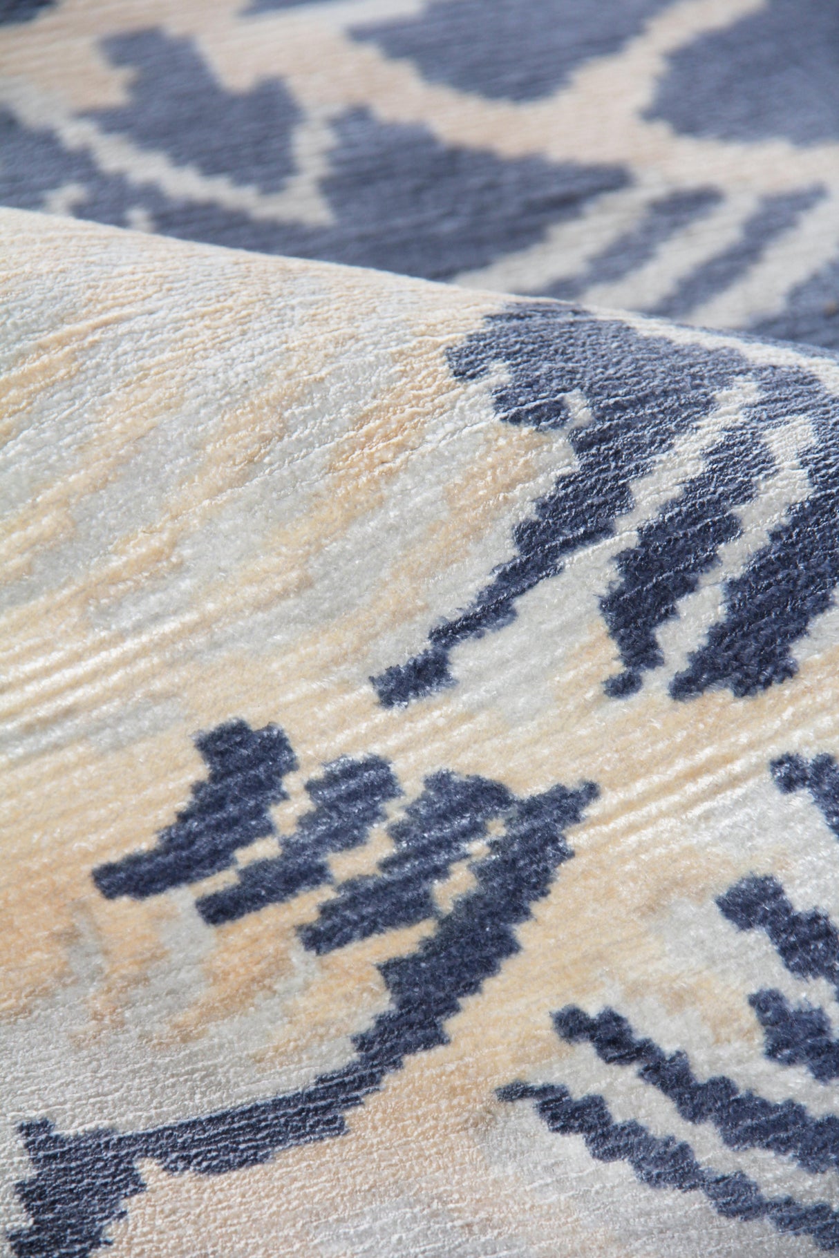 Exquisite Rugs Cassina Hand Loomed Bamboo Silk in 3869 Ivory/Blue 8' x 10' Area Rug