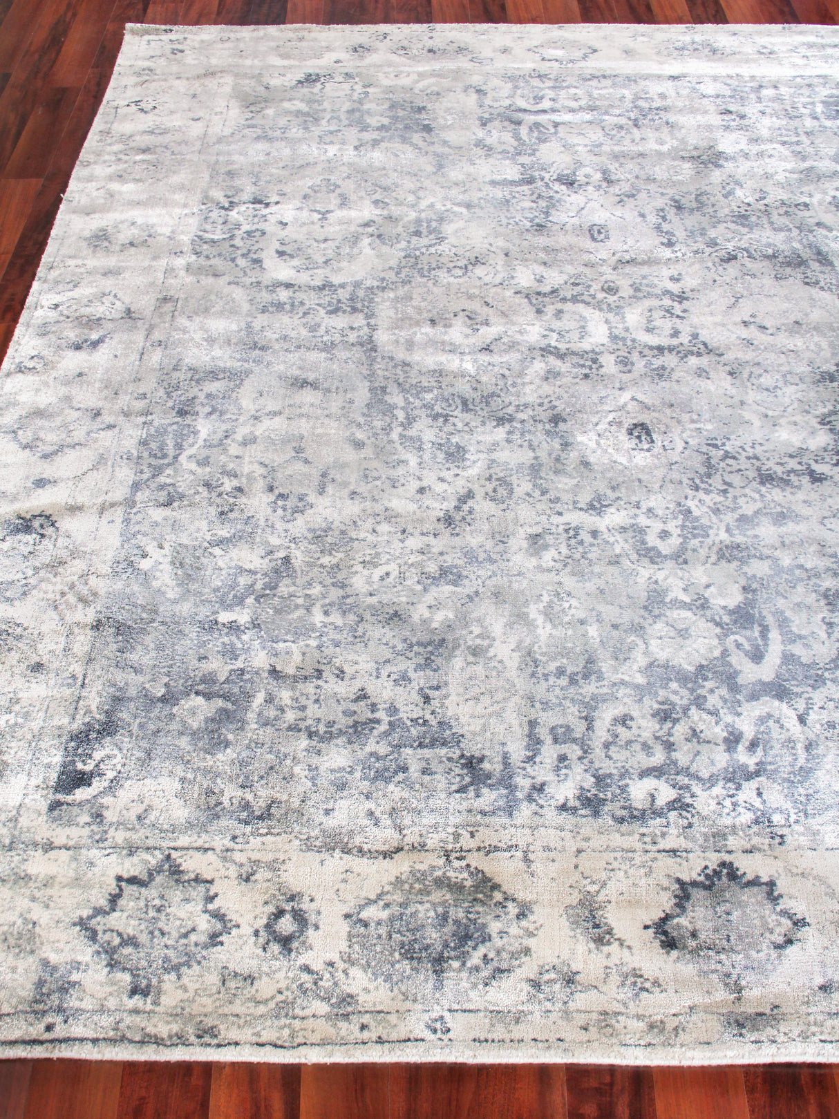 Exquisite Rugs Cassina Hand Loomed Bamboo Silk in 3902 Light Silver/Blue 6' x 9' Area Rug