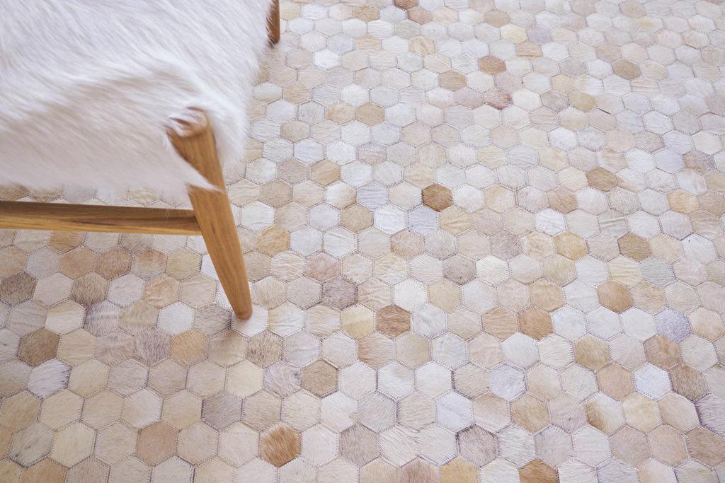 Exquisite Rugs Mosaic Leather Handmade Leather Hide in 4060 Light Beige 9.5' x 13.5' Area Rug