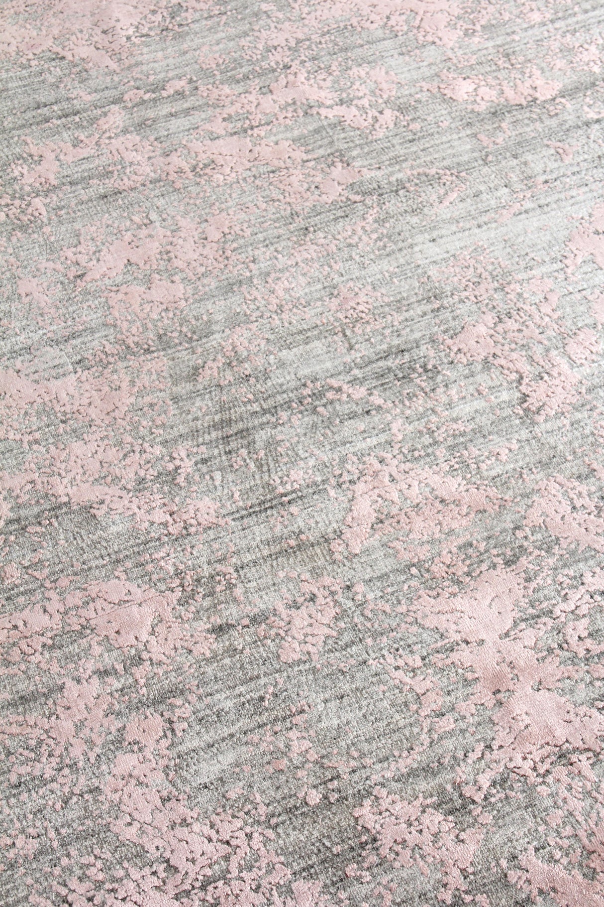 Exquisite Rugs Lillian Hand Loomed Wool/Bamboo Silk in 4468 Gray/Rose 14' x 18' Area Rug