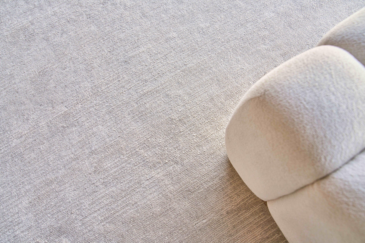 Exquisite Rugs Tangaro Hand-loomed Bamboo Silk/Banana Silk Silver 2' x 3' Area Rug