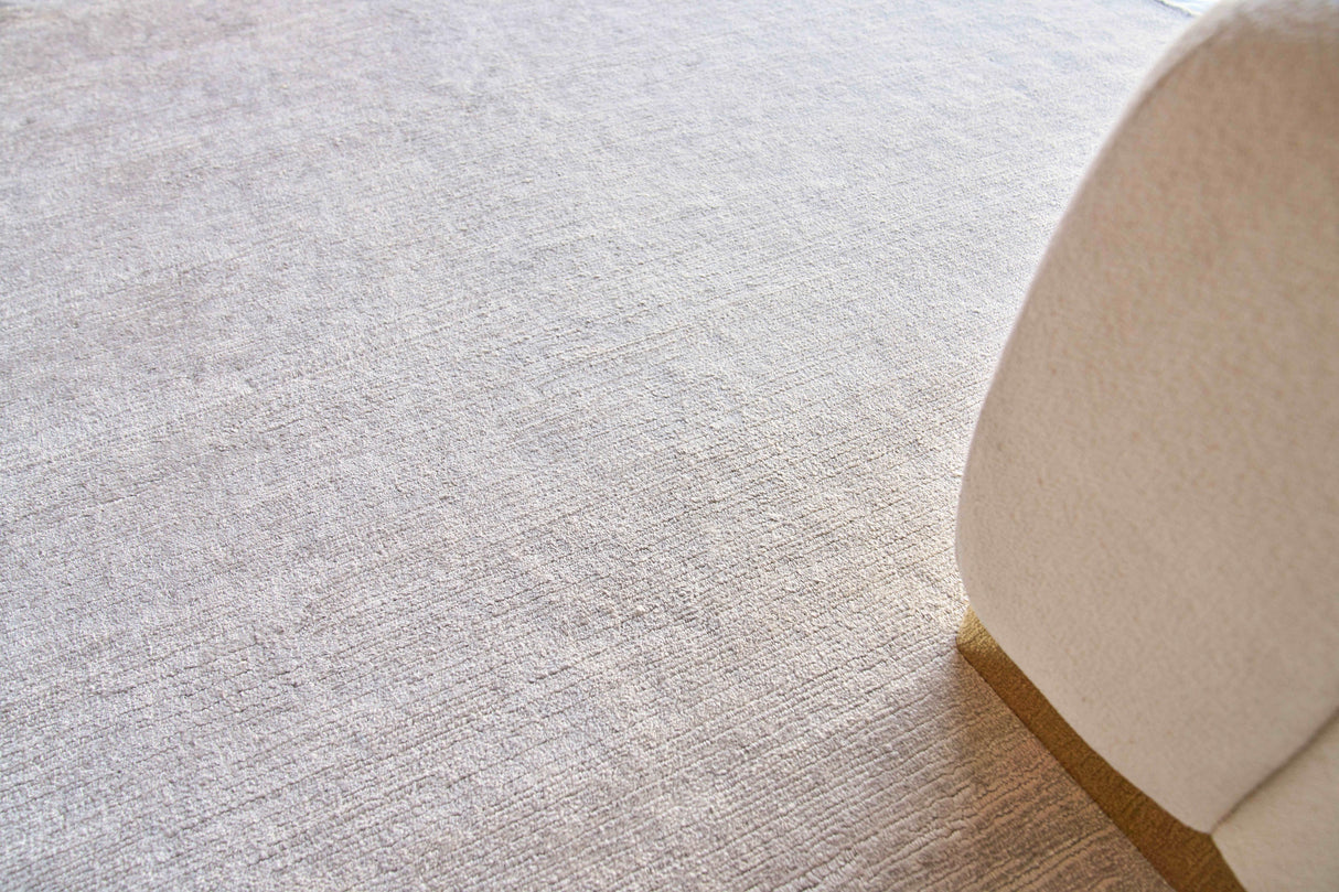 Exquisite Rugs Tangaro Hand-loomed Bamboo Silk/Banana Silk Silver 2' x 3' Area Rug