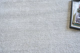 Exquisite Rugs Plush Hand-knotted Bamboo Silk/Mohair 4640 Chrome 2' x 3' Area Rug