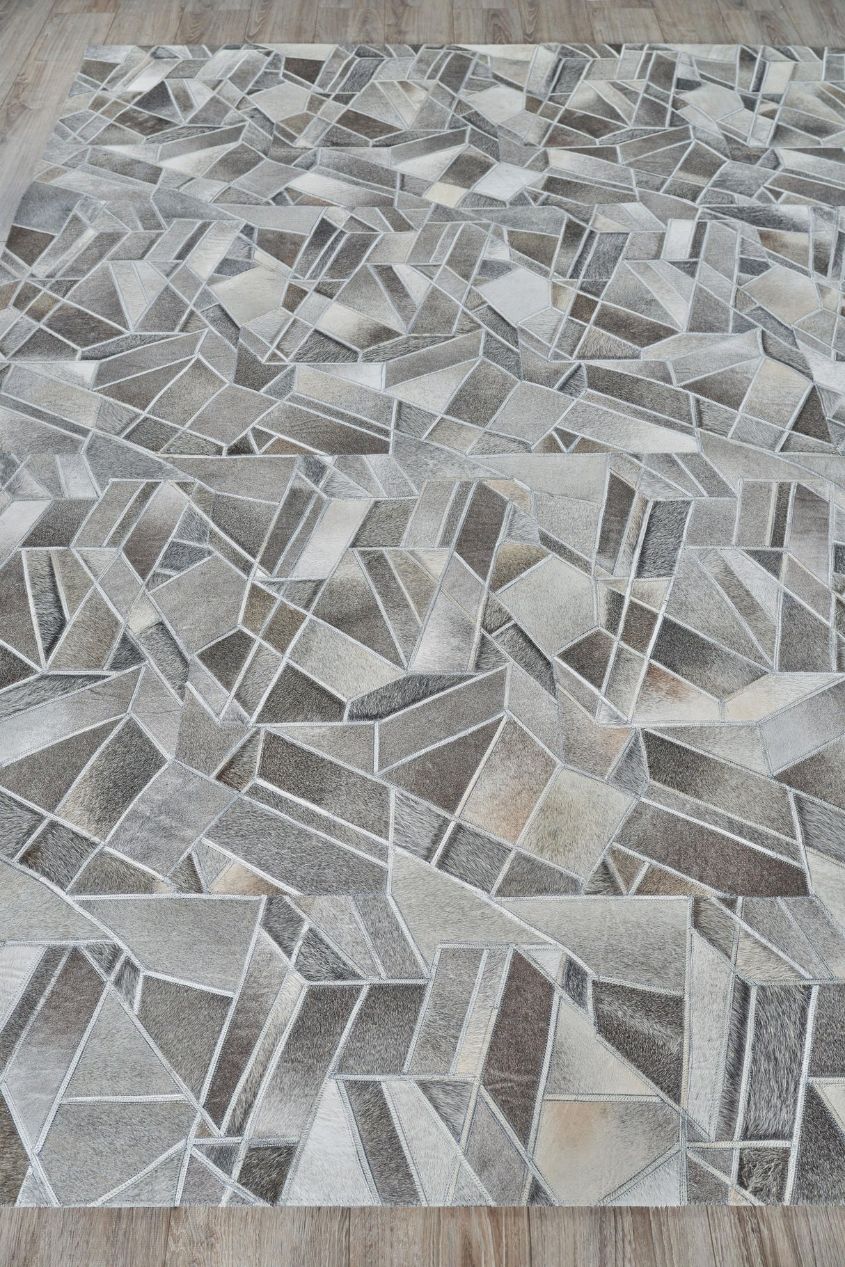 Exquisite Rugs Natural Hide Handmade Leather Hide in 4782 Gray/Ivory 8' x 10' Area Rug