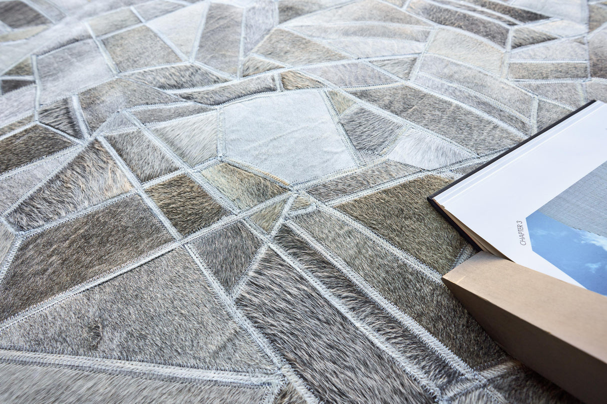 Exquisite Rugs Natural Hide Handmade Leather Hide in 4782 Gray/Ivory 8' x 10' Area Rug