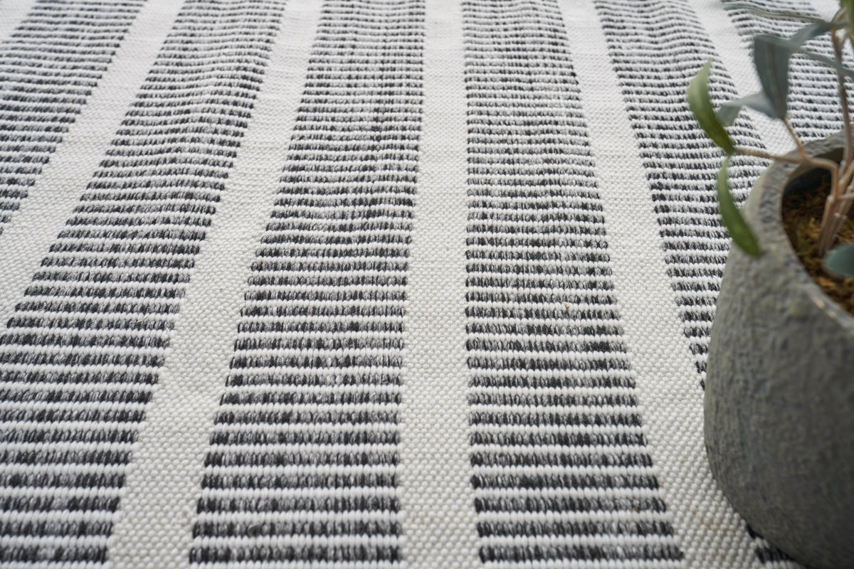 Exquisite Rugs Boca Indoor/Outdoor Flatweave PET yarn 4889 Ivory/Black 2' x 3' Area Rug