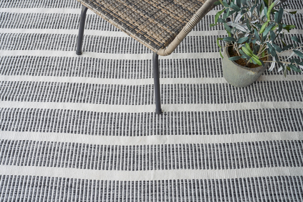 Exquisite Rugs Boca Indoor/Outdoor Flatweave PET yarn 4889 Ivory/Black 2' x 3' Area Rug