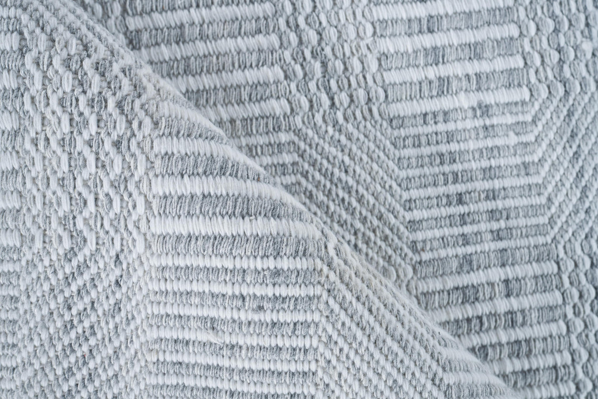 Exquisite Rugs Naples Indoor/Outdoor Flatweave PET yarn 4981 Light Silver 5' x 8' Area Rug